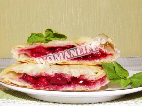 Вишневі листкові тістечка