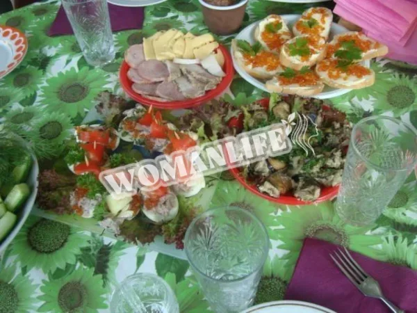канапе з яйцями, фаршированими горіховою начинкою