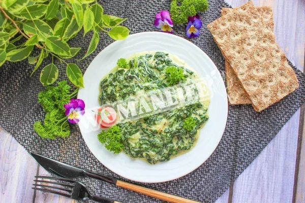 Шпинат на сковороді з вершками