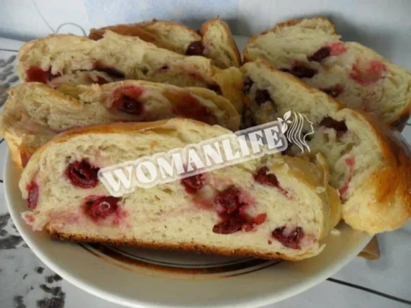 Масляний рулет з вишнею