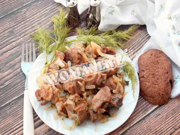 Свинина, смажена шматочками на сковороді