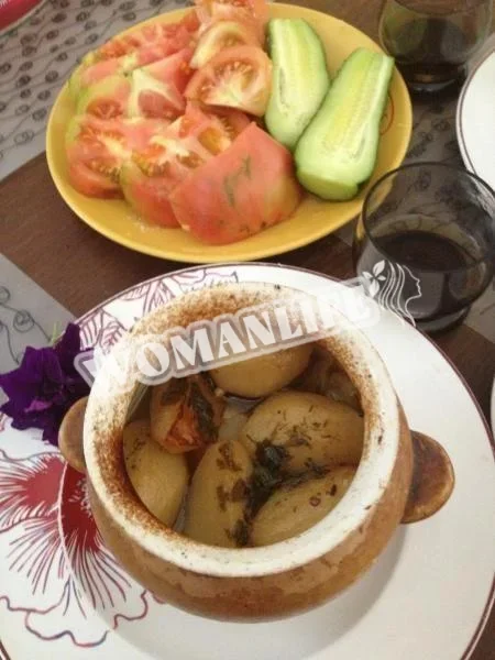 Яловичина з овочами і аджикою в горщиках