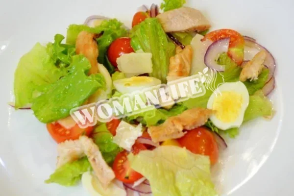 Салат з перепелиними яйцями, помідорами і куркою