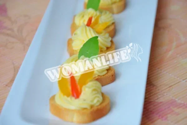 Сир плавлений з яйцем і маслом