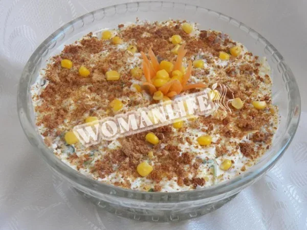 Святковий салат з шинкою і грінками