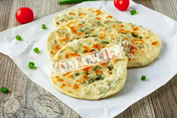 Хліб із зеленою цибулею на сковороді