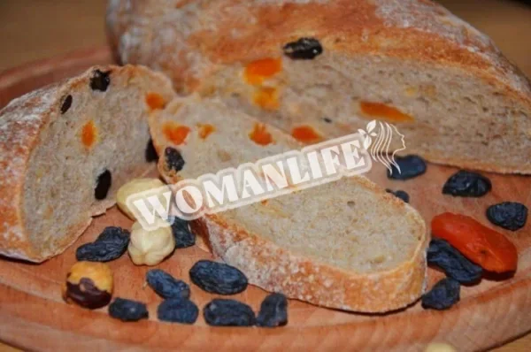 Домашній хліб із сухофруктами та лісовими горіхами