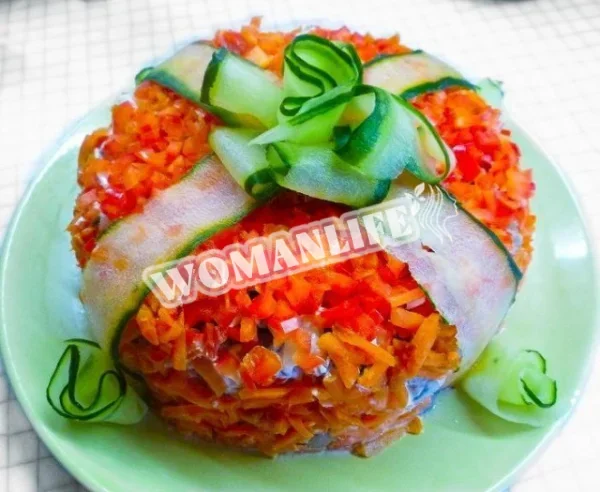 Салат «Подарок» з куркою та маринованими печерицями
