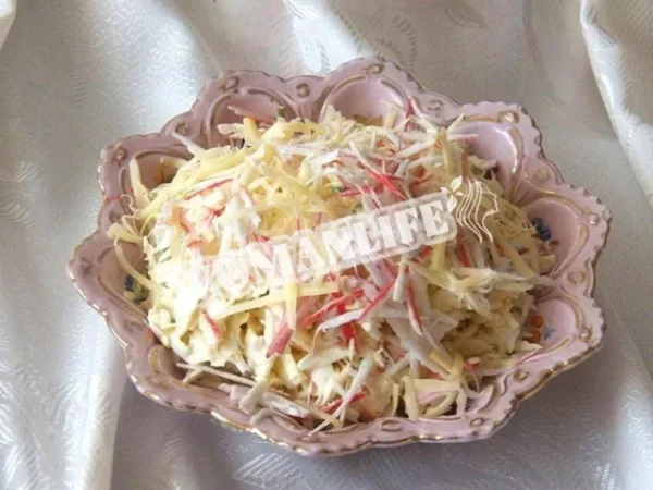 Салат з капустою і крабовими паличками