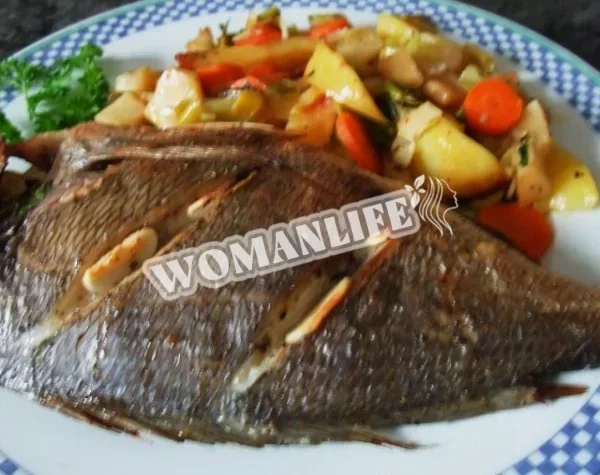 Дорада, запечена з картоплею та овочами
