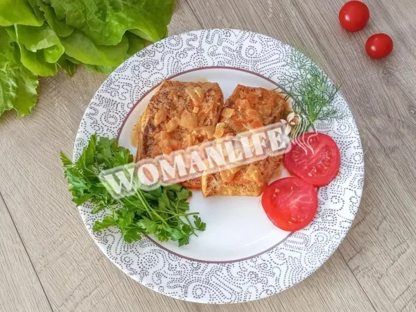 Риба в сметані на сковороді