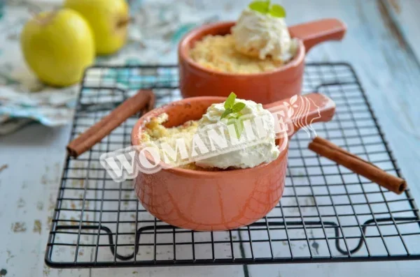 Яблучний крамбл з яблуками