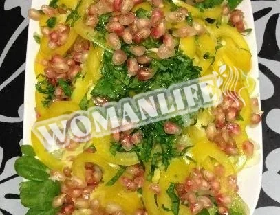 Зелений салат з гранатом
