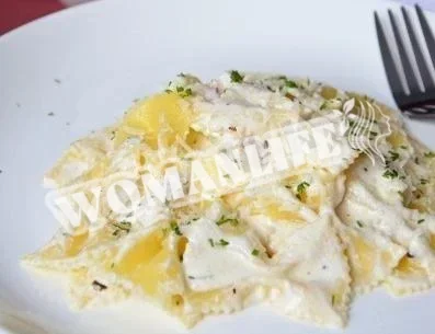 Фарфалле з куркою у вершковому соусі