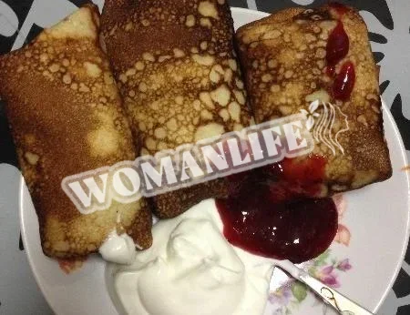 Млинці з бананами, чорносливом і горіхами