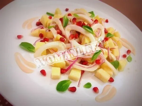 Салат з кальмарами і яблуками під йогуртовим соусом