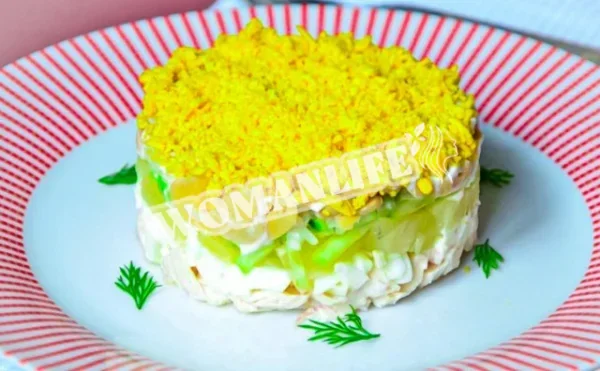 Салат «Фієста» із запеченою куркою, ананасами та грибами