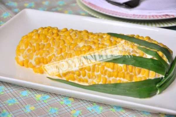 Салат з кукурудзяних качанів з куркою