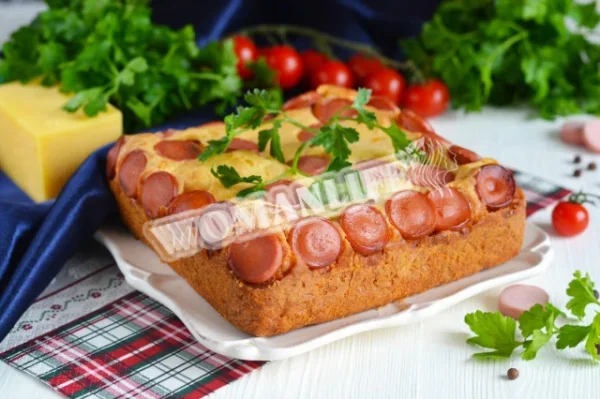 Пиріг з сосисками та сиром