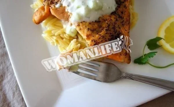 Лосось по-грецьки з соусом цацикі