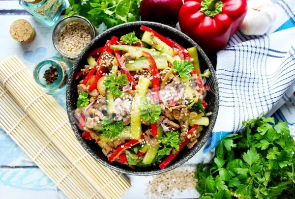 Корейський м'ясний салат з огірками