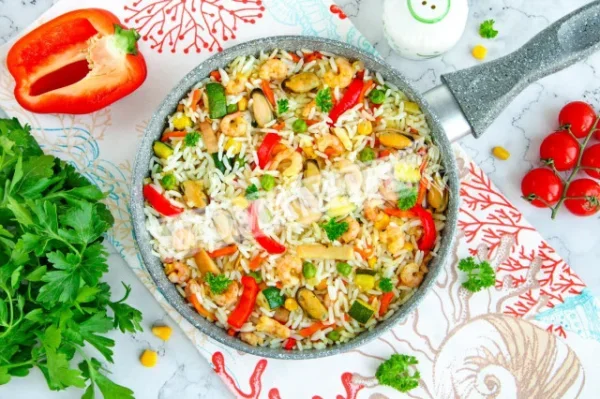 Морський коктейль з рисом