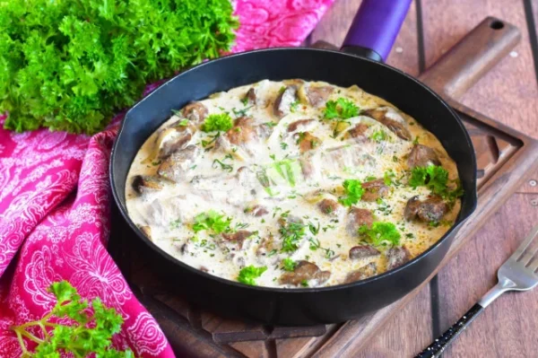 Куряча печінка в вершках