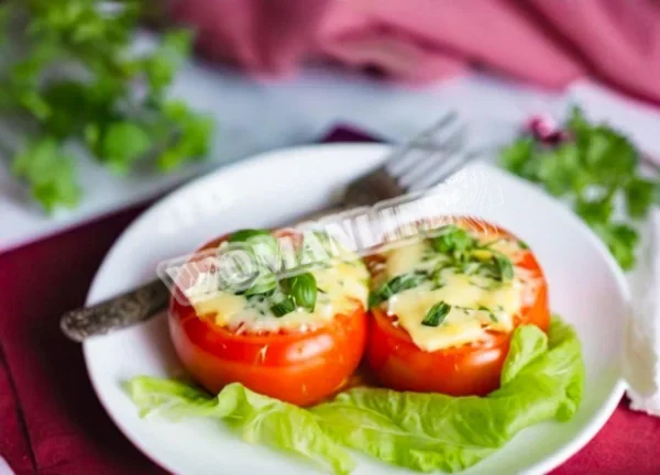 Куряче філе, запечене з помідорами і сиром
