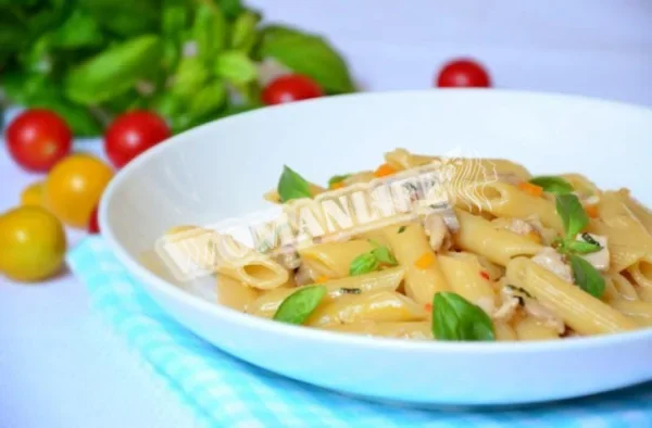 Пенне з куркою та овочами