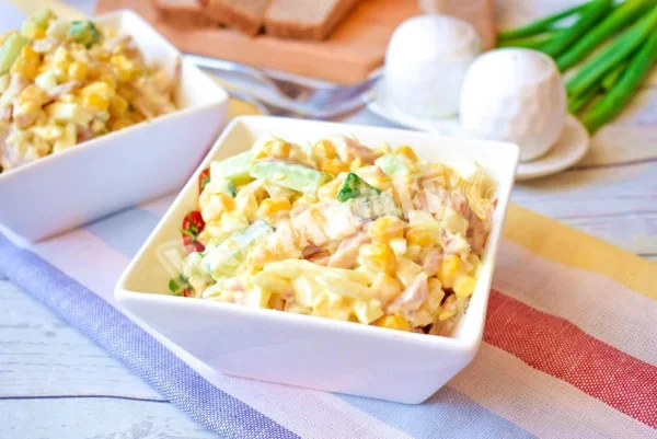 Салат з копченою куркою і кукурудзою