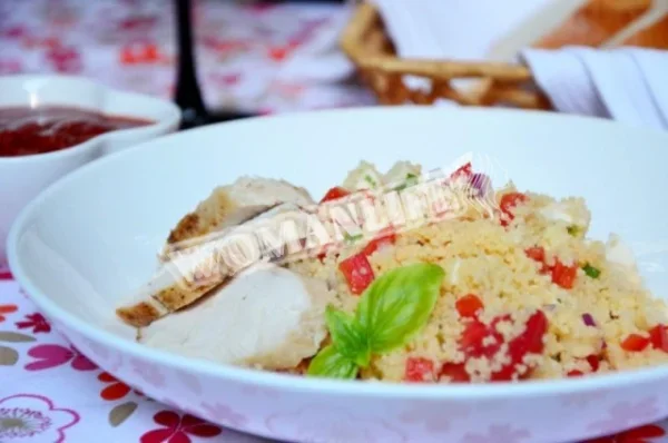 Салат з моцарелою кус-кус і помідорами чері