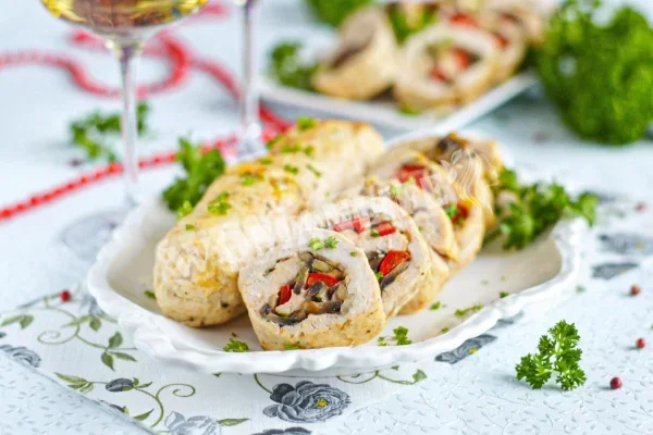 Курячі рулетики з грибами і сиром в духовці
