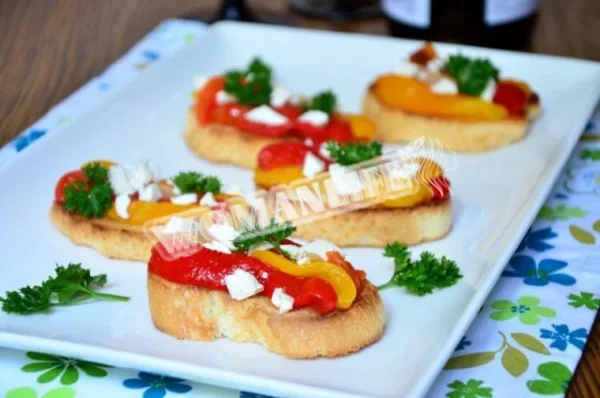 Брускетта з маринованим перцем і фетою