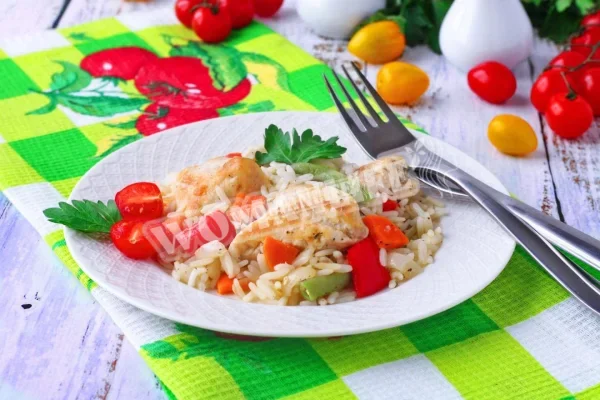 Рис з курячою грудкою і овочами в духовці