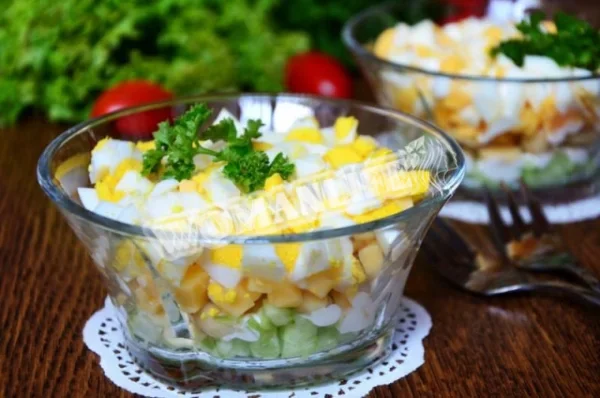 Салат з маринованими печерицями і сиром