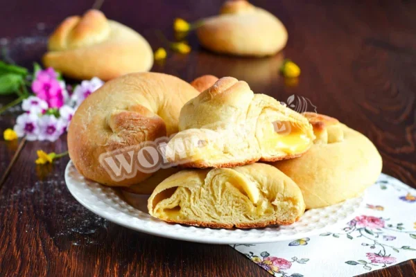 Дріжджові булочки із заварним кремом