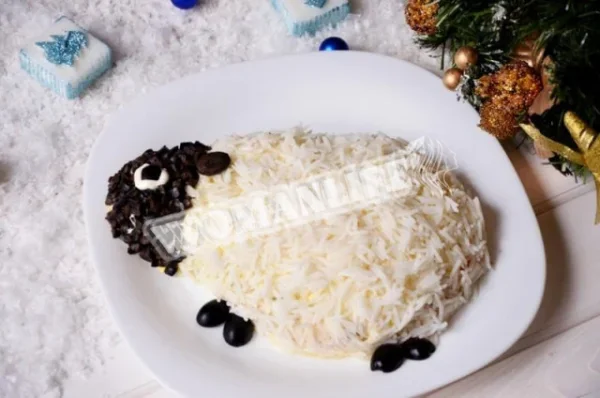 Салат з рибними консервами, рисом і яйцями