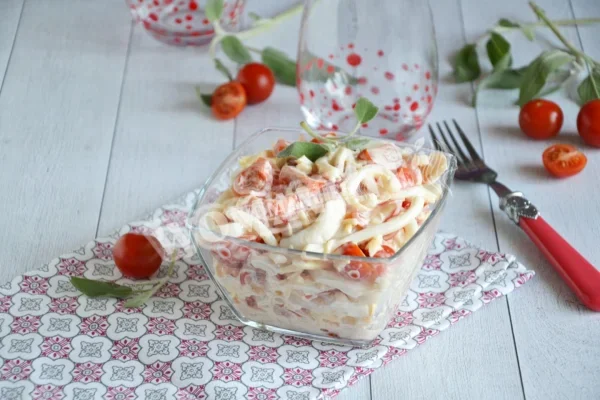 Салат Червоне море з помідорами і кальмарами