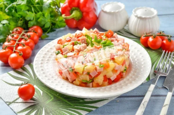 Салат з ананасом і шинкою