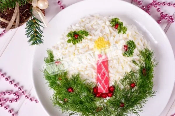 Салат Свічка з крабовими паличками, грибами та куркою