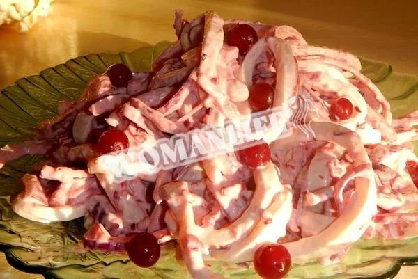Салат з кальмарів з журавлинним соусом