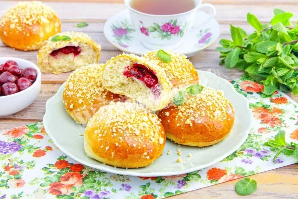 Дріжджові булочки з вишнею