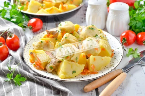 Локшина з м'ясом і картоплею