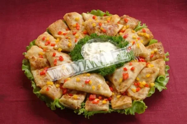Млинці, фаршировані скумбрією, яйцем і зеленою цибулею
