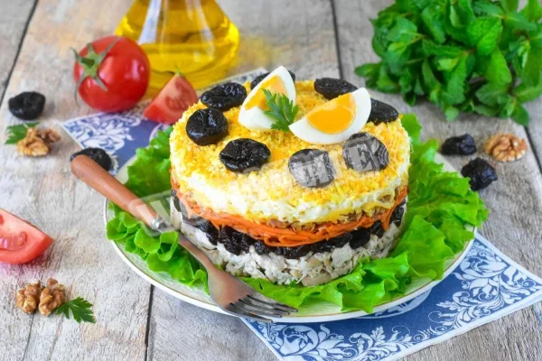 Салат «Марсель» з чорносливом і корейською морквою