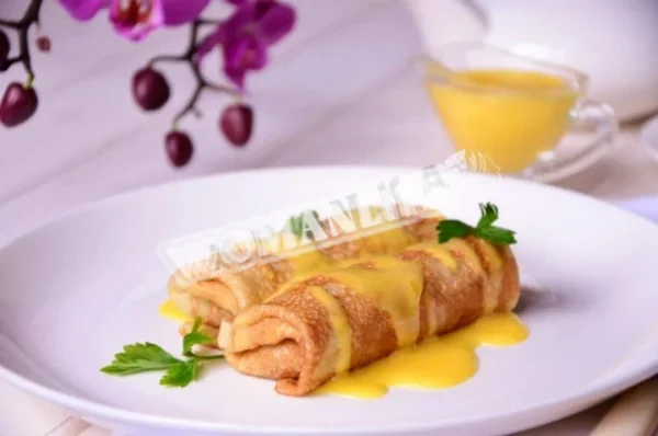 Млинці з грибами і голландським соусом