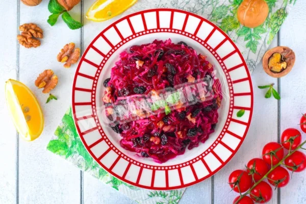 Салат з родзинками, волоськими горіхами і буряком