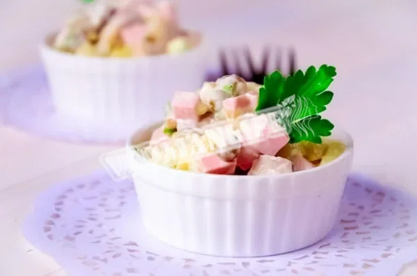 Салат із зеленим горошком і солоними огірками