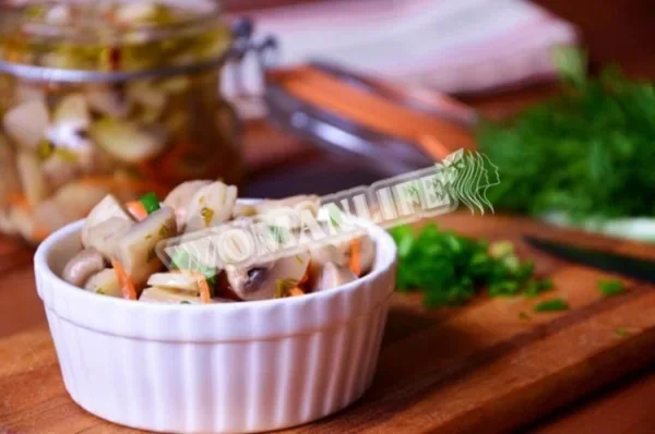 Мариновані шампіньйони з овочами