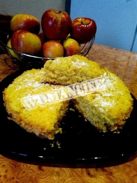 Шарлотка з яблуками в мультиварці з манкою